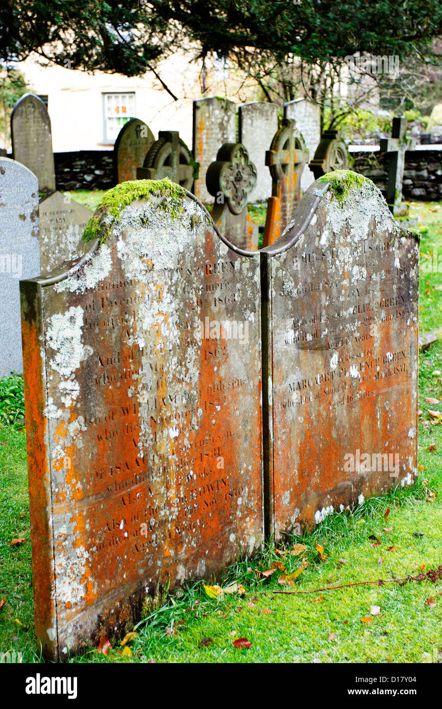 Il Lichen coperto nel cimitero di Grasmere nel Parco Nazionale del Distretto dei Laghi, Cumbria, Inghilterra. Foto Stock