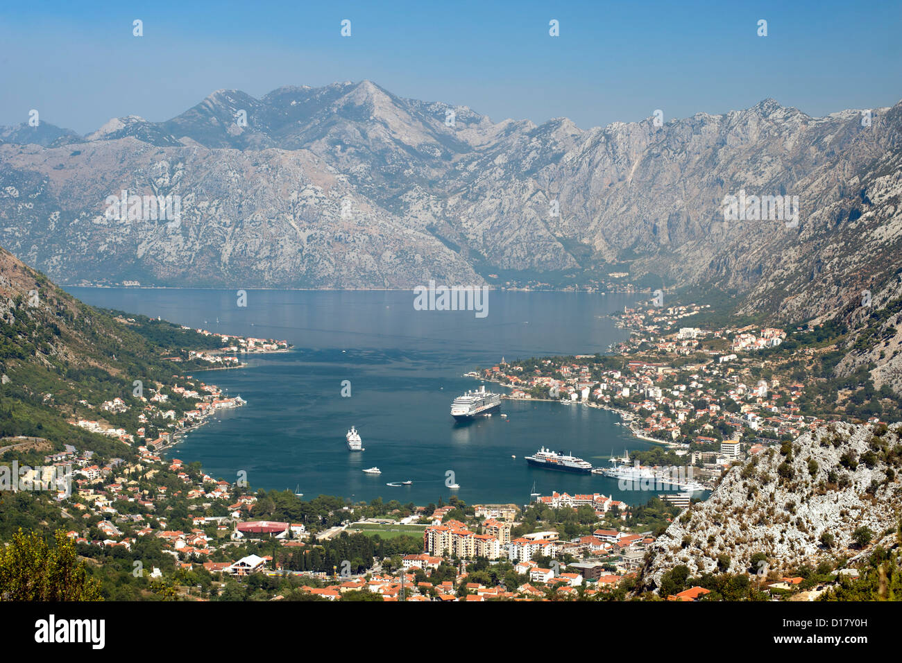 Vista della Baia di Kotor e Kotor town in Montenegro. Foto Stock