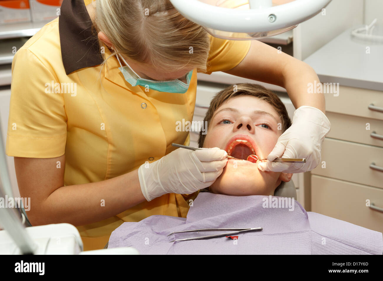 Giovani dentista fare il trattamento dentale Foto Stock