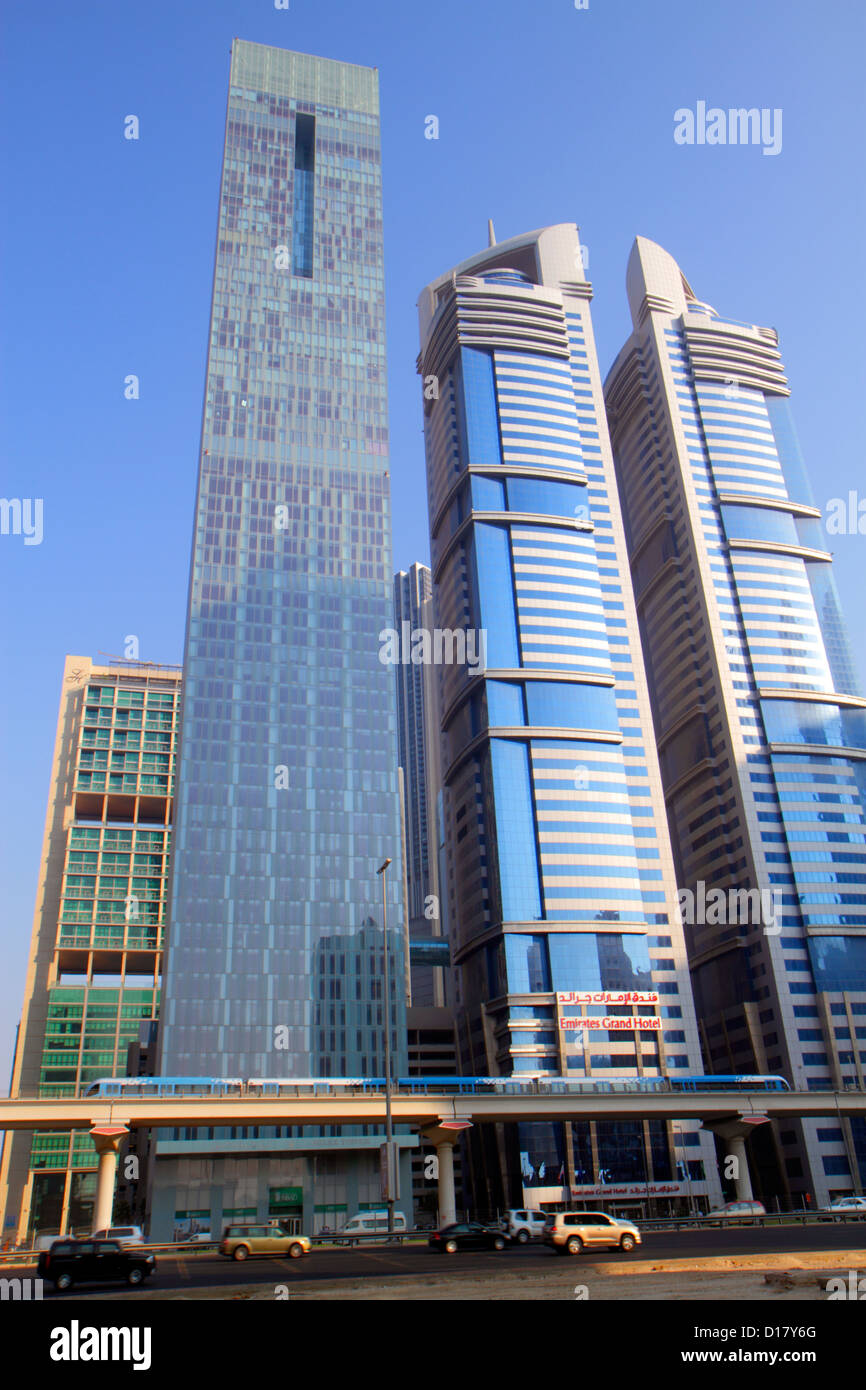 Dubai UAE,Emirati Arabi Uniti,Centro commerciale,Sheikh Zayed Road,Stazione della Metropolitana del Centro finanziario,linea Rossa,metropolitana,treno,treno,treno in partenza,Torre Rolex,A. Foto Stock