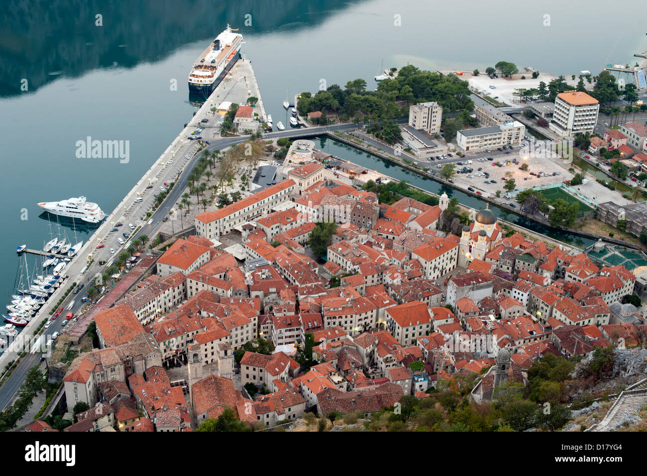 Vista sui tetti e la vecchia città di Kotor in Montenegro. Foto Stock