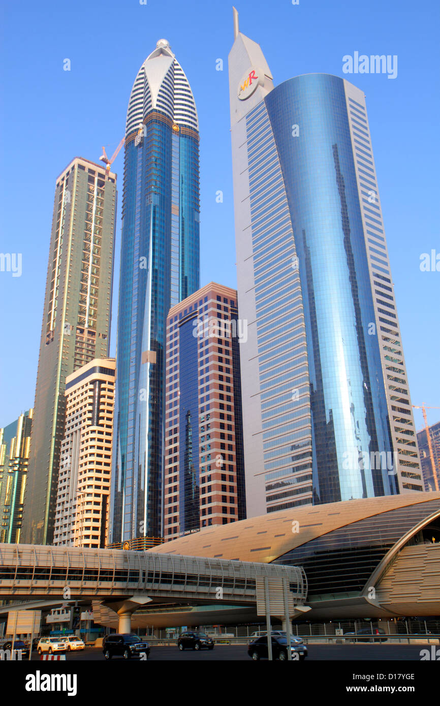 Dubai UAE,Emirati Arabi Uniti,Centro commerciale,Sheikh Zayed Road,Stazione della Metropolitana del Centro finanziario,linea Rossa,metropolitana,treno,treno,Rose Tower,al Ghaya Tower,AHM Foto Stock