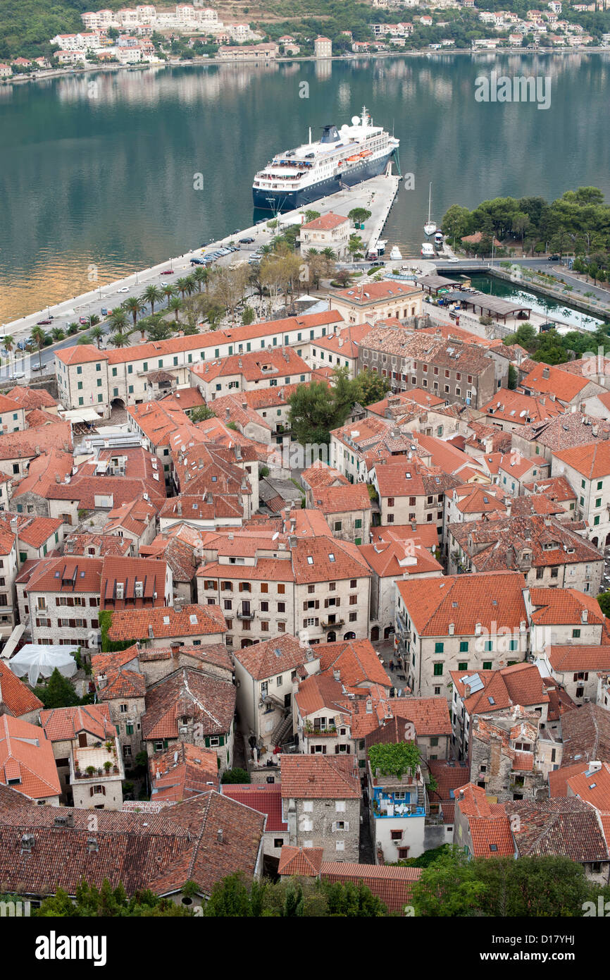 Vista sui tetti e la vecchia città di Kotor in Montenegro. Foto Stock