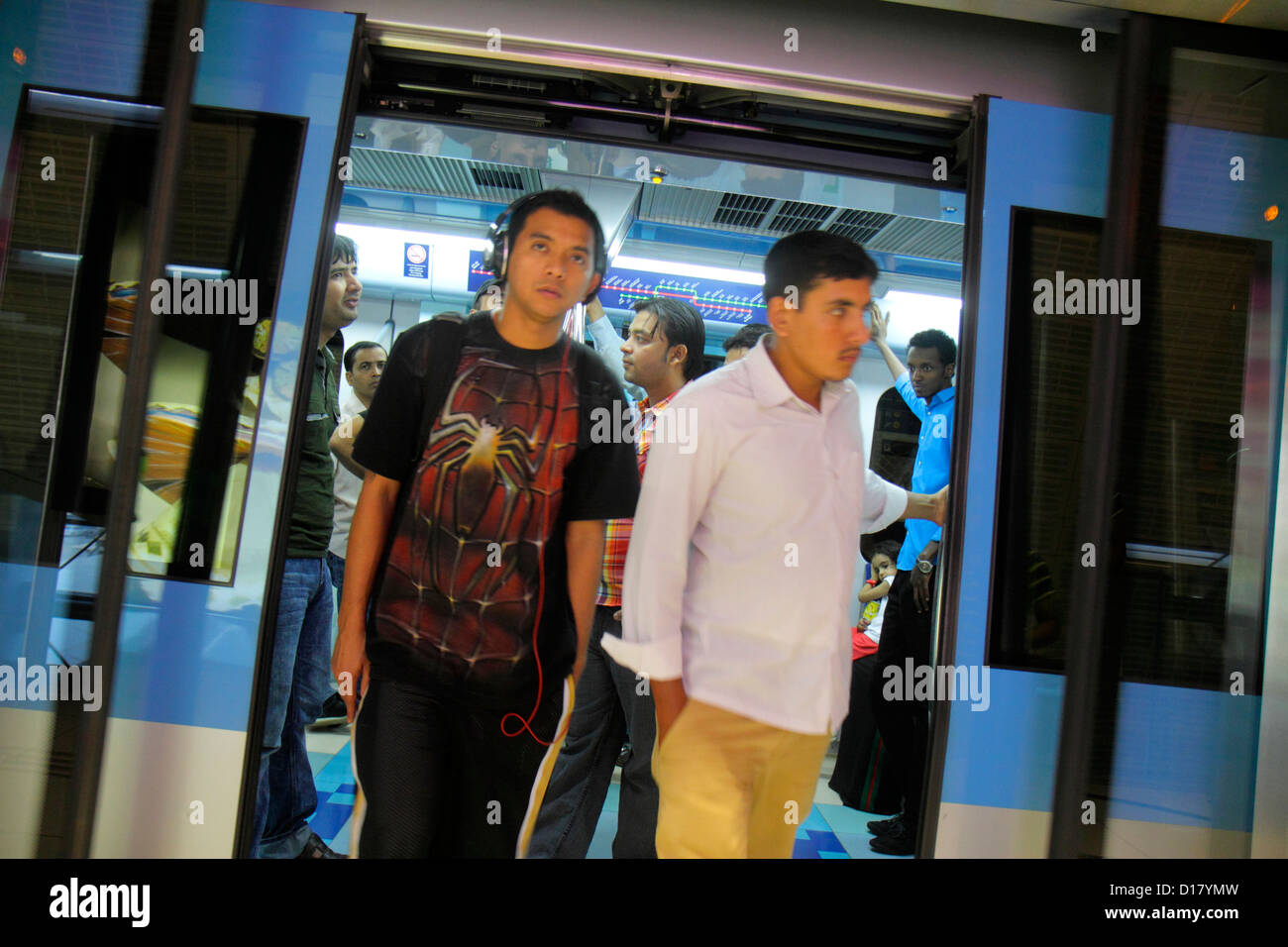 Dubai UAE,Emirati Arabi Uniti,Medio Oriente orientale,Centro commerciale,Sheikh Zayed Road,Stazione della metropolitana del Centro finanziario,linea rossa,metropolitana,treno,treno,tr pubblico Foto Stock