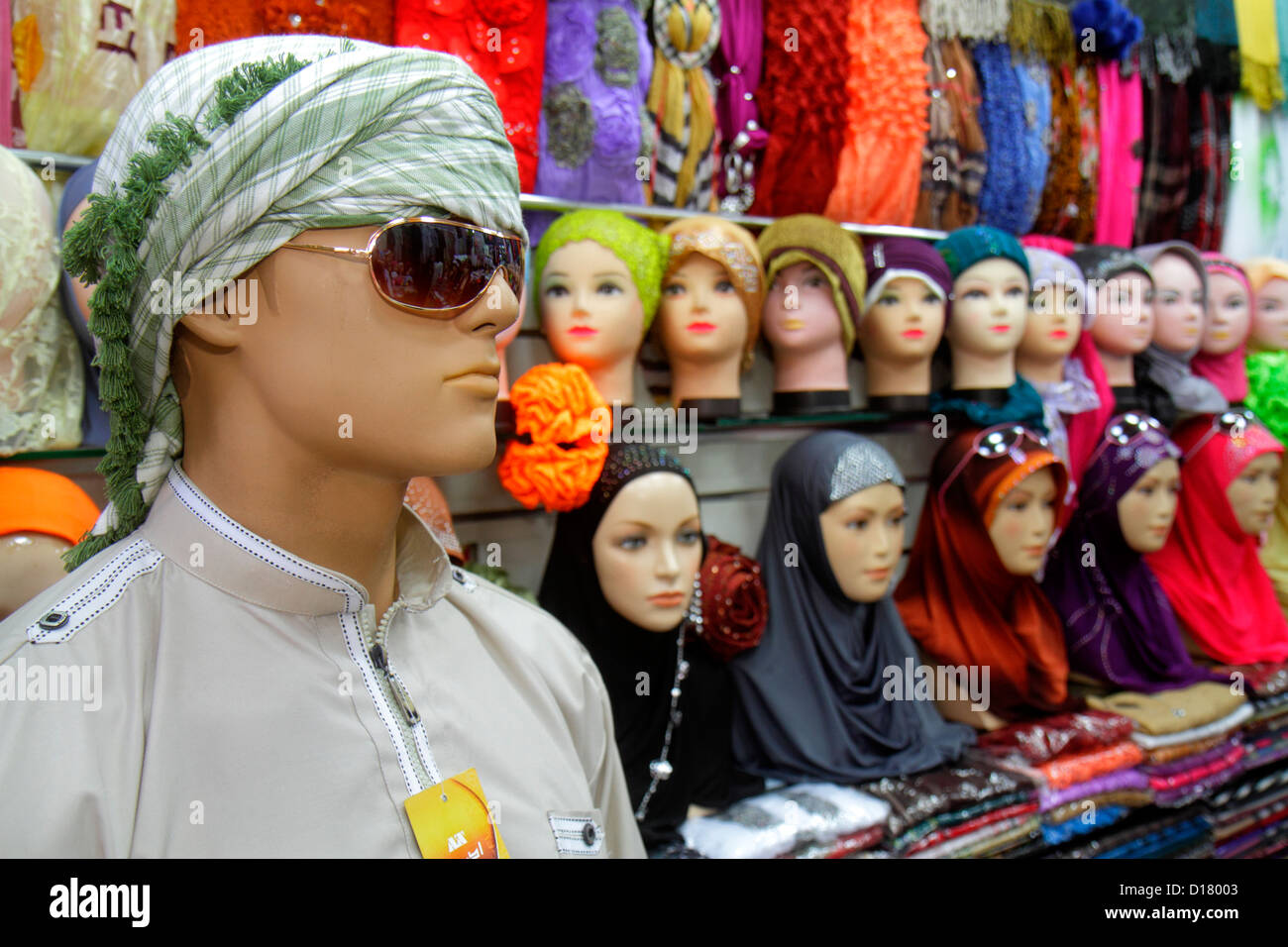 Dubai UAE,Emirati Arabi Uniti,Deira,Murshid Bazar,bazaar,shopping shopper acquirenti negozio negozi mercati di mercato di acquisto di vendita, negozio al dettaglio Foto Stock