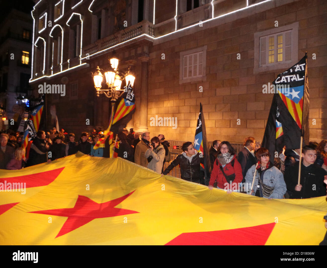 Dimostrazione su dicembre 10 nella Plaça Sant Jaume de Barcelona contro il governo spagnolo di istruzione atto a tagliare l'insegnamento del catalano in catalano scuole e lasciarlo al livello di una lingua straniera e le proteste sono anche contro il ministro spagnolo dell'istruzione José Ignacio Wert. Persone con grande 'estelada', la independentist catalanian bandiera Foto Stock