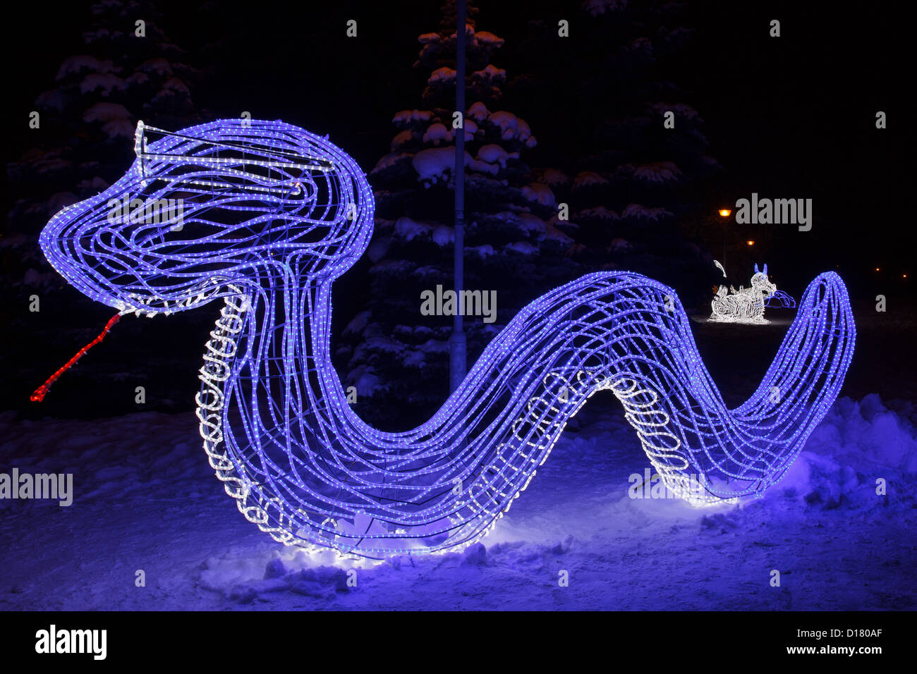 Snake realizzato da blue luce al neon. Anno nuovo decor e il parco della città Foto Stock