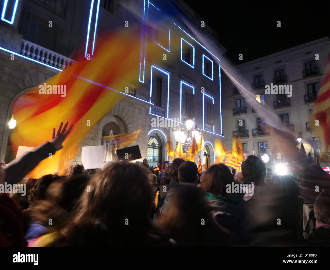 Dimostrazione su dicembre 10 nella Plaça Sant Jaume de Barcelona contro il governo spagnolo di istruzione atto a tagliare l'insegnamento del catalano in catalano scuole e lasciarlo al livello di una lingua straniera e le proteste sono anche contro il ministro spagnolo dell'istruzione José Ignacio Wert. Independentist bandiera corre veloce. Foto Stock