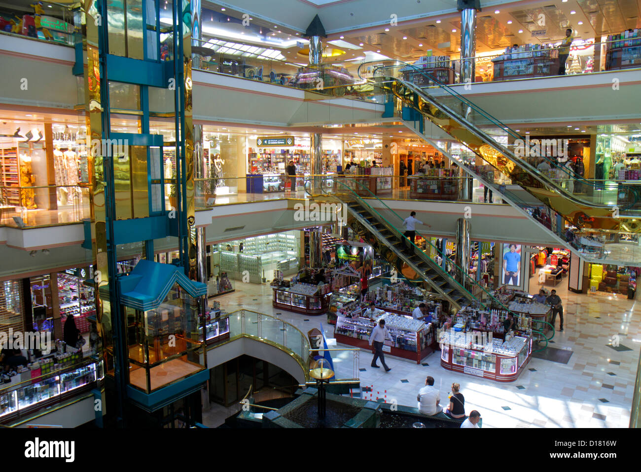 Dubai UAE,Emirati Arabi Uniti,Medio Oriente orientale,Deira,Murshid Bazar,bazaar,shopping shopper shopping negozi mercati di mercato mercati di acquisto s Foto Stock