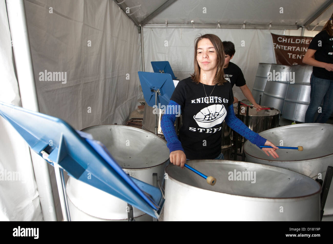 Femmina bianca di alta scuola studente gioca i tamburi di acciaio e legge la musica del foglio durante una performance al Texas Book Festival Foto Stock