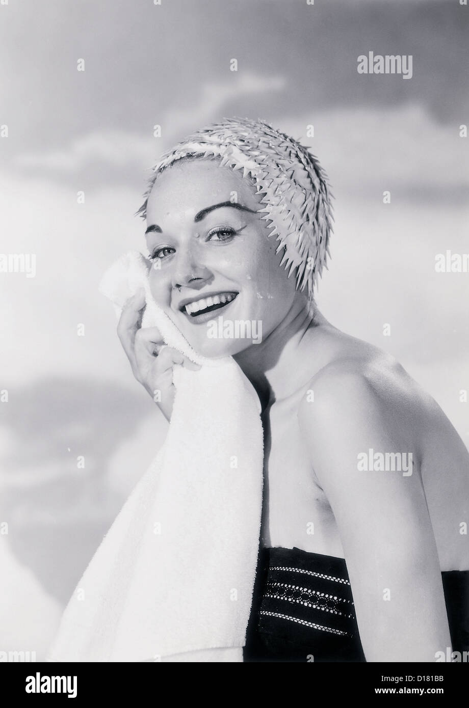 Donna in costume da bagno classic e cappuccio Foto Stock