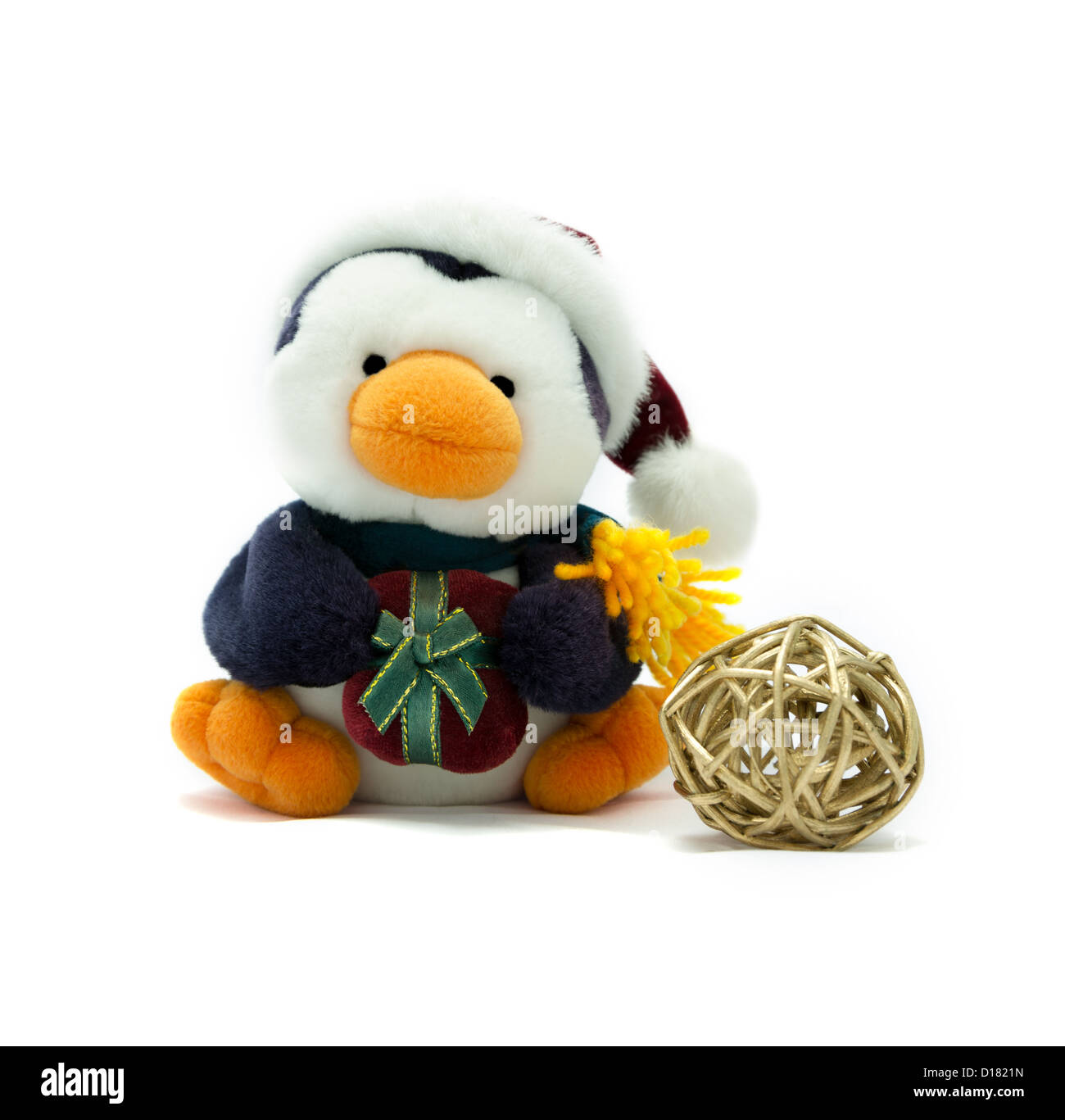 Santa Penguin tenendo un presente con decorazione di Natale Foto Stock