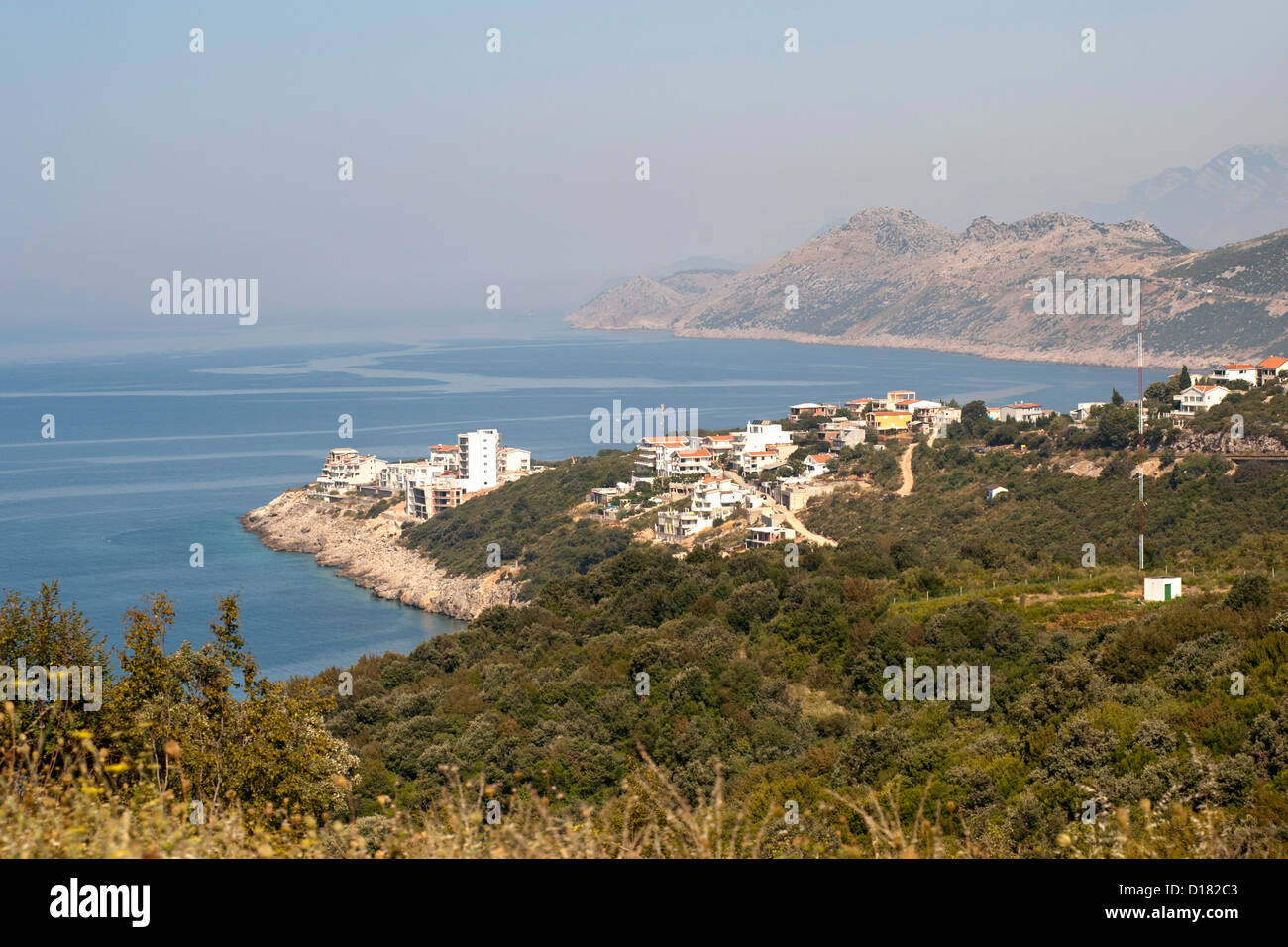 Il litorale Adriatico lungo del Montenegro costa meridionale vicino alla città di Bar. Foto Stock