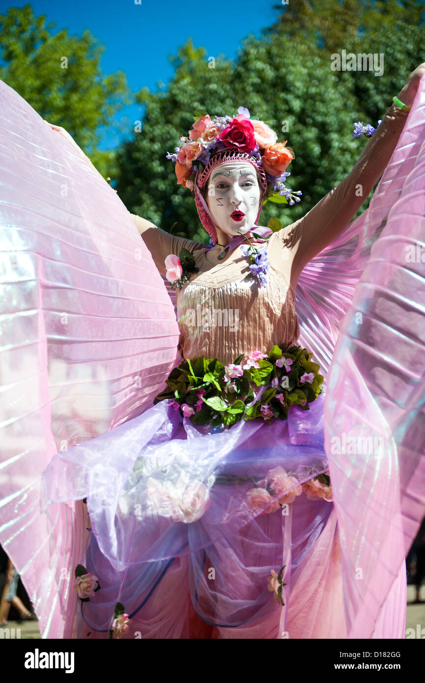 Un stilt walker in costume presso il Maryland Renaissance Festival 2012, Crownsville Road, Annapolis, Maryland. Foto Stock