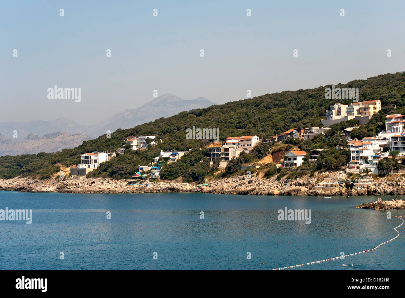 Il litorale Adriatico lungo del Montenegro costa meridionale vicino alla città di Bar. Foto Stock
