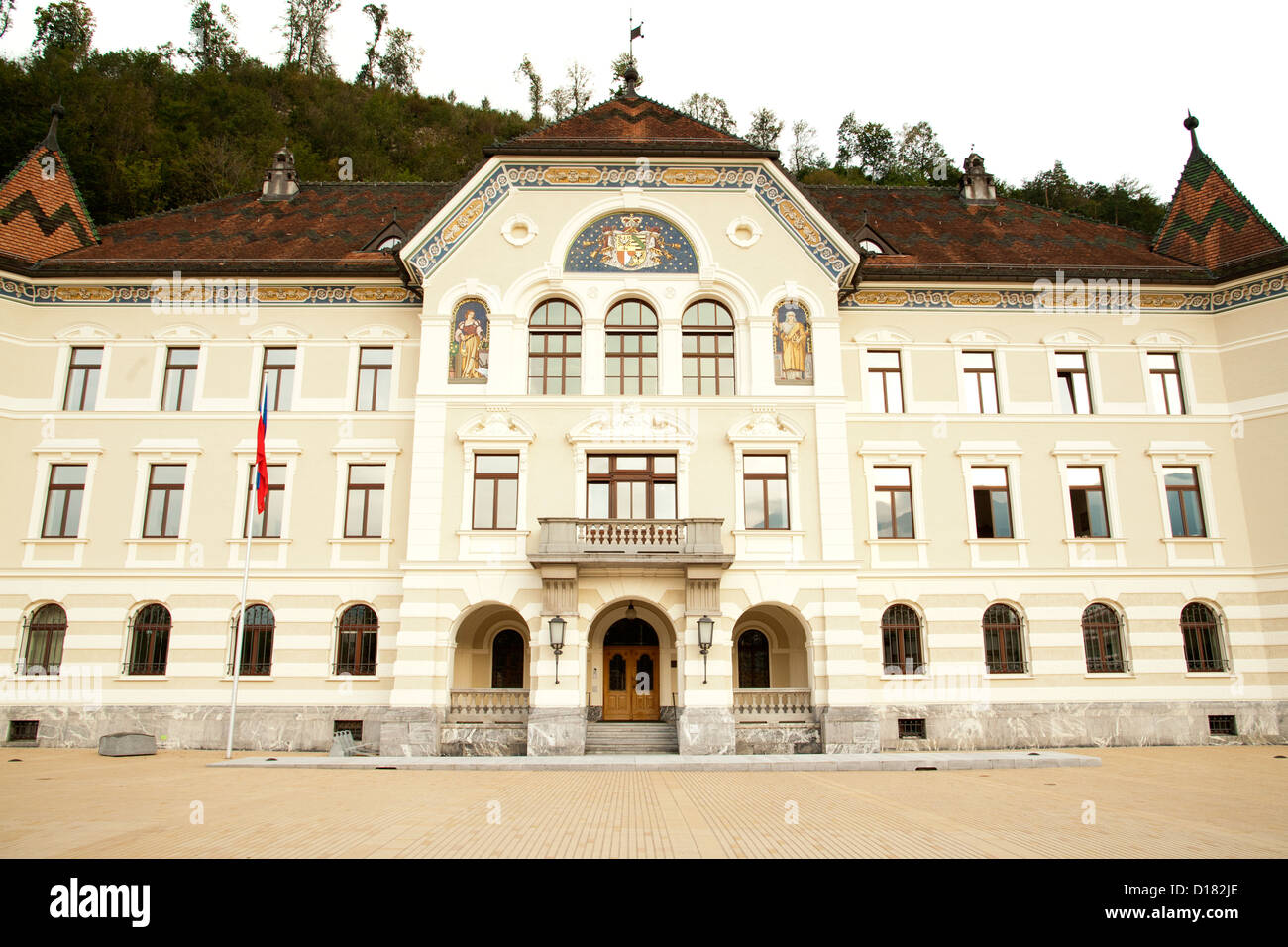 Il Regierungsgebäude (Governo / edificio del parlamento) a Vaduz, la capitale del principato del Liechtenstein. Foto Stock