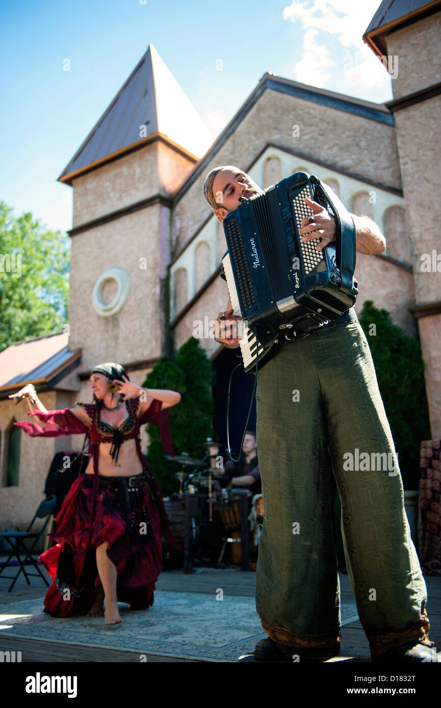 Lettore di fisarmonica e danza del ventre presso il Maryland Renaissance Festival 2012, Crownsville Road, Annapolis, Maryland. Foto Stock