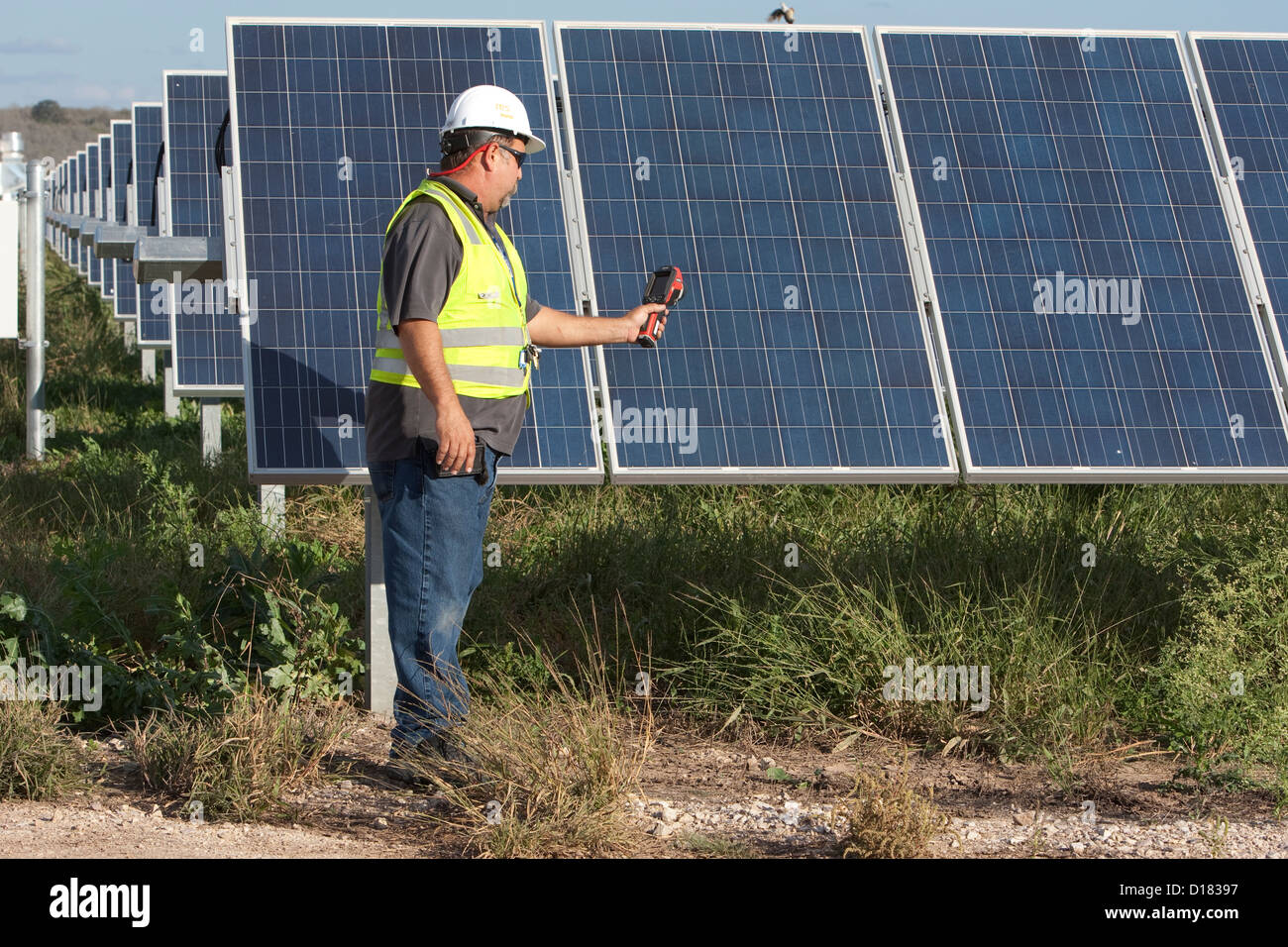 Bianco maschio utilizza termocamera ad eseguire il controllo di qualità e controllare la presenza di cattivi cellule al Webberville Solar Farm in Texas Foto Stock