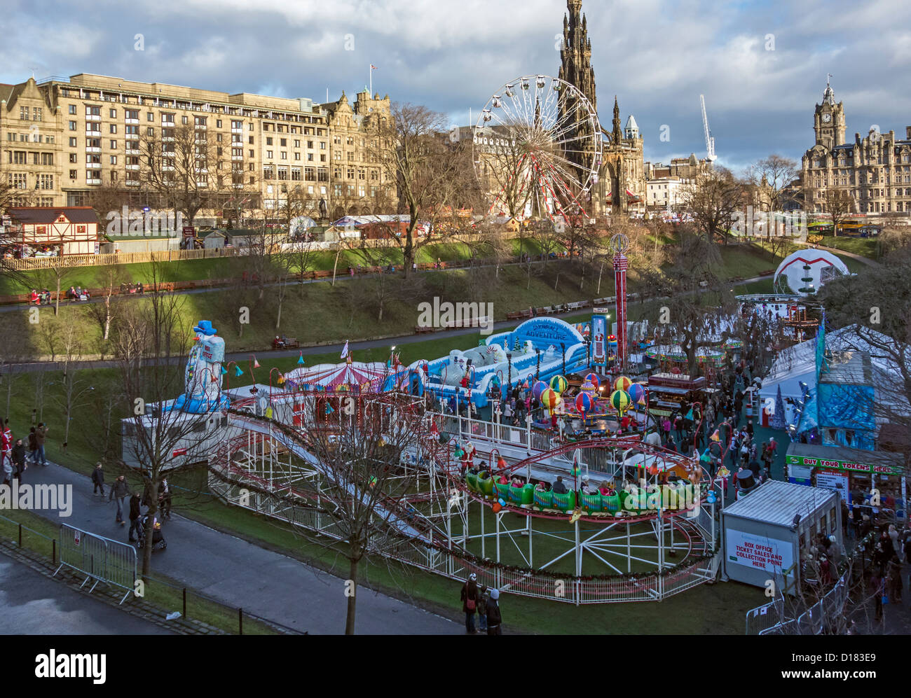 Vista su est di Princes Street Gardens a Edimburgo in Scozia con roller coaster & altri Xmas entertainment superiore e inferiore Foto Stock