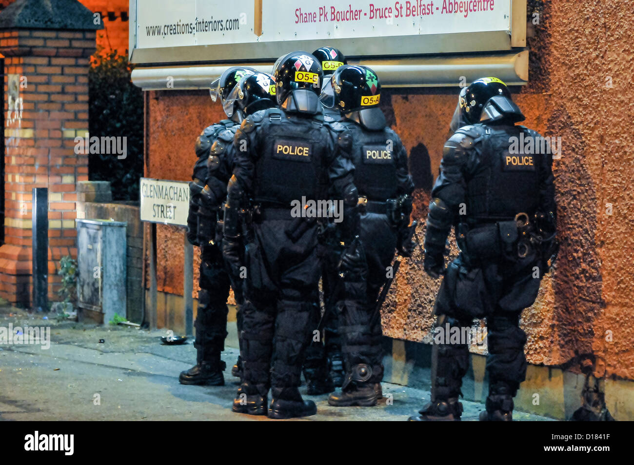 10 dicembre 2012, Belfast, Irlanda del Nord. Squadra antisommossa ufficiali prepararsi ad andare in contro i rivoltosi. Circa 150 lealisti è diventata violenta dopo una manifestazione di protesta per ripristinare la bandiera europea su Belfast City Hall. Foto Stock