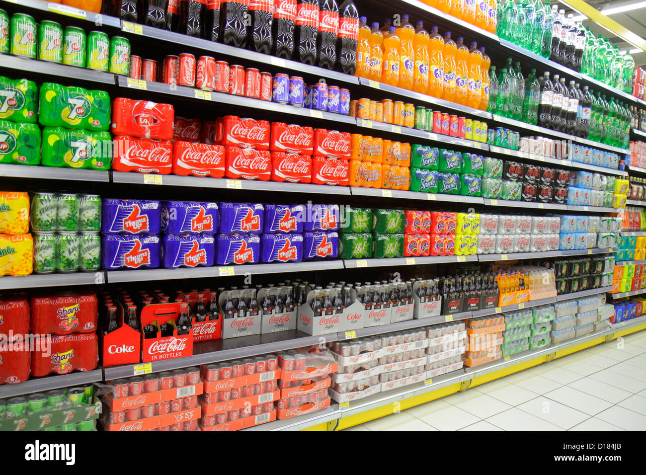 Emirati Arabi Uniti UAE Dubai al Qusais Lulu Hyper Market Hypermarket,Inglese Arabo multilingue Coca Cola,7 Up Fanta Thums Up soft drink Foto Stock