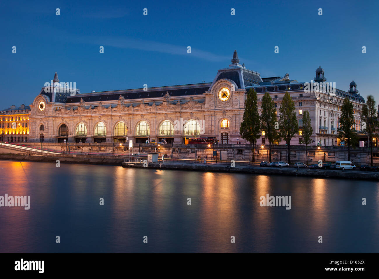 Twilight su Musee d'Orsay e il Fiume Senna, Parigi Francia Foto Stock