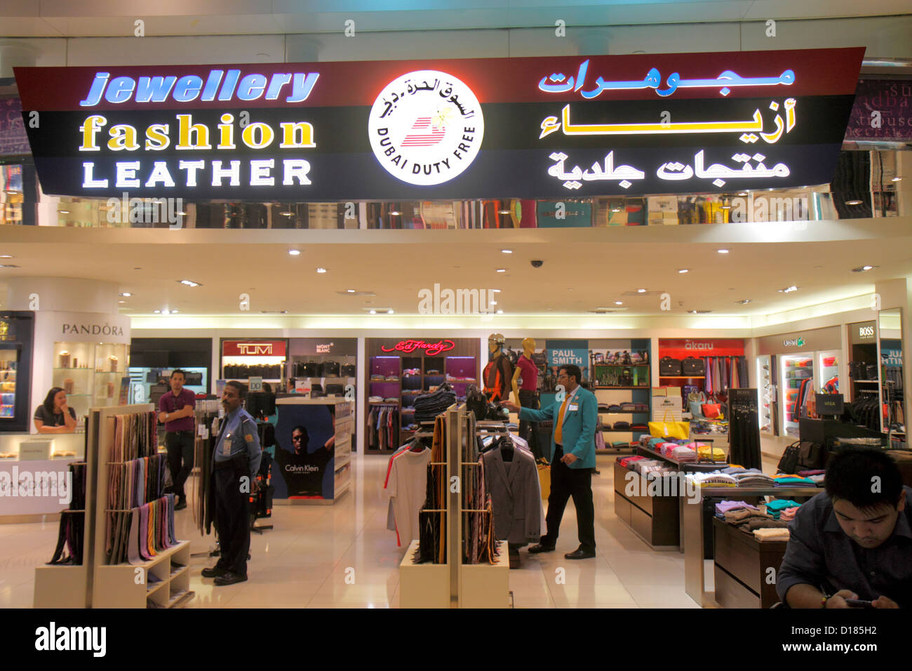 Dubai UAE,Emirati Arabi Uniti,Aeroporto Internazionale di Dubai,gate,Sheikh Rashid Terminal,shopping shopper shopping negozi mercato mercati Foto Stock