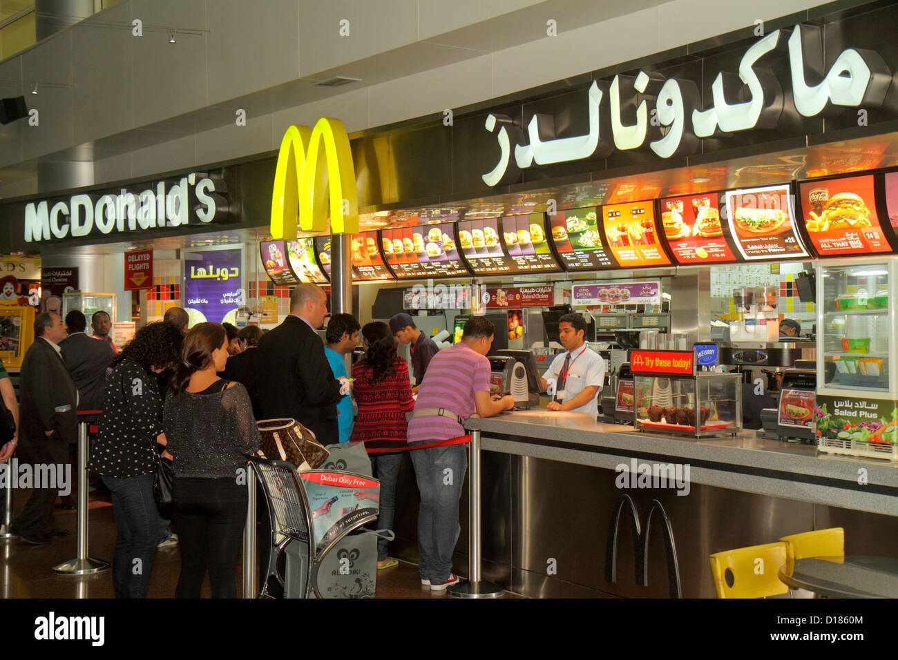 Dubai UAE,Emirati Arabi Uniti,Aeroporto Internazionale di Dubai,gate,Terminal Sheikh Rashid,viaggiatori,inglese,arabo,lingua,bilingue,McDonald's,hamburger, Foto Stock