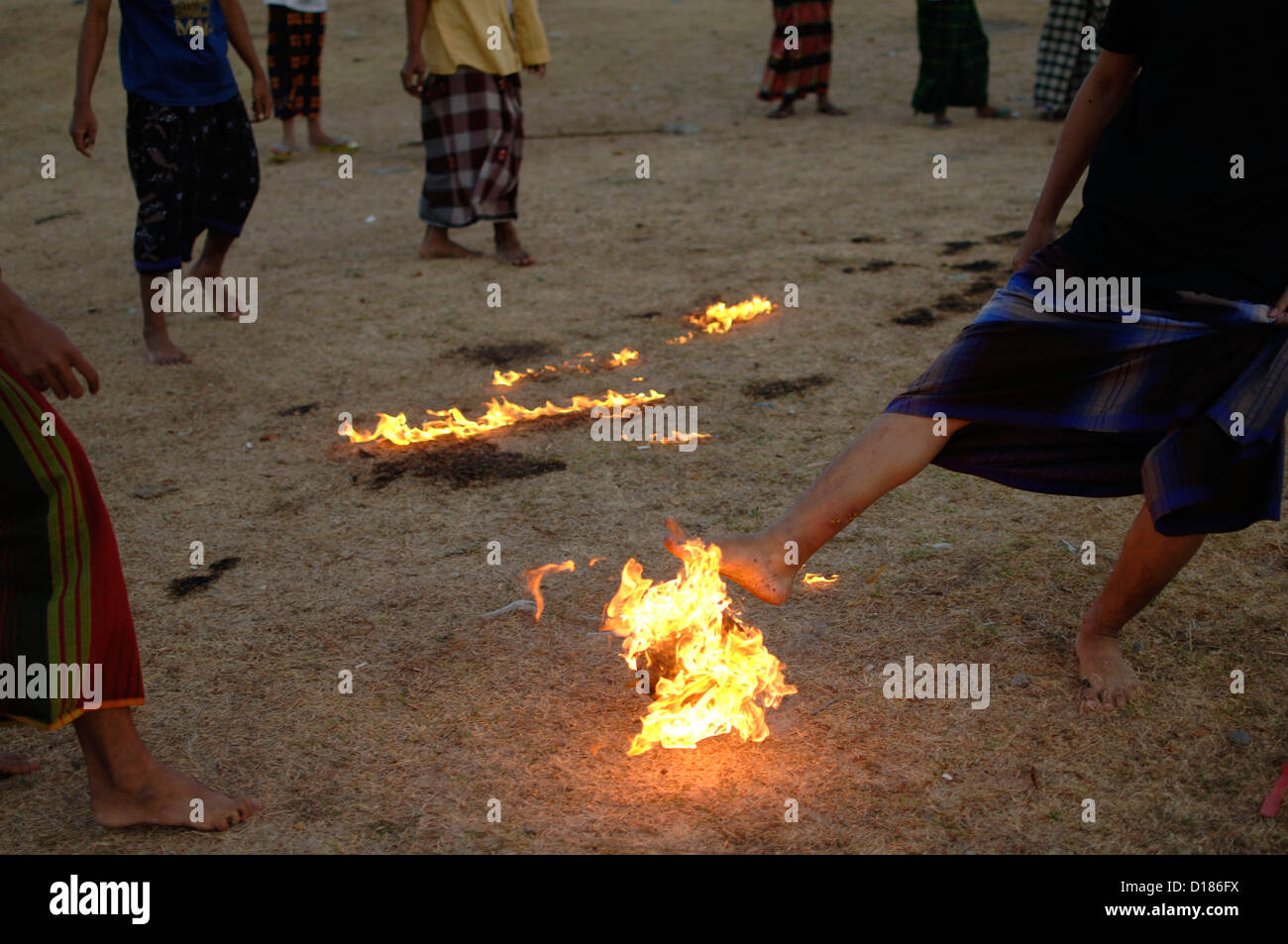 Alcuni studenti giocare Fire tradizione calcistica in islamic boarding House school Lirboyo, Kediri, Java Orientale, Indonesia. Foto Stock
