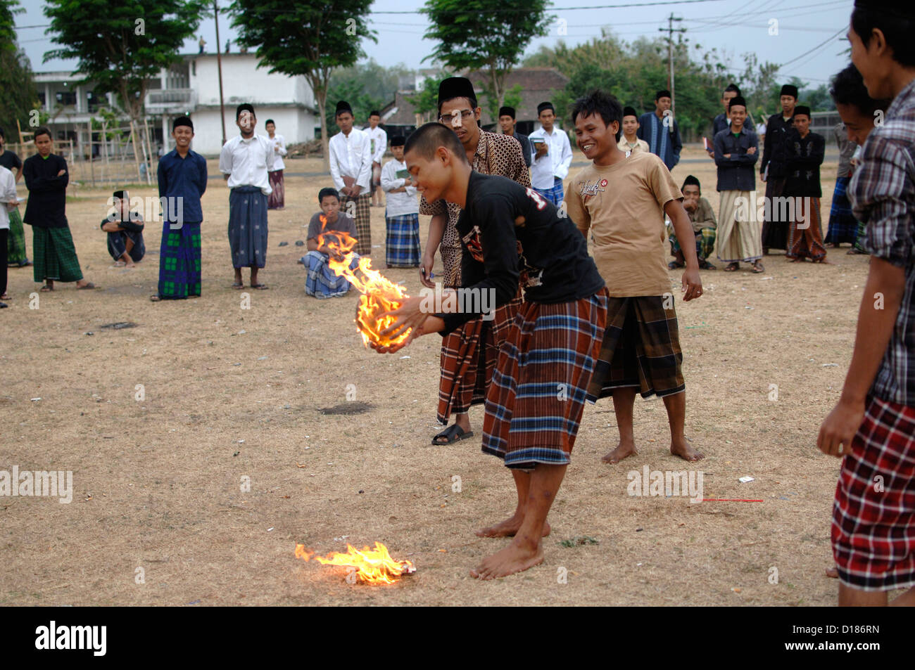 Alcuni studenti giocare Fire tradizione calcistica in islamic boarding House school Lirboyo, Kediri, Java Orientale, Indonesia. Foto Stock