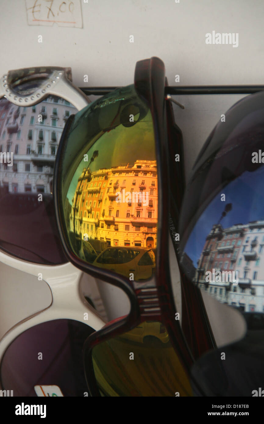 Scena di strada riflessa negli occhiali da sole in vetrina su via Merulana street roma italia Foto Stock