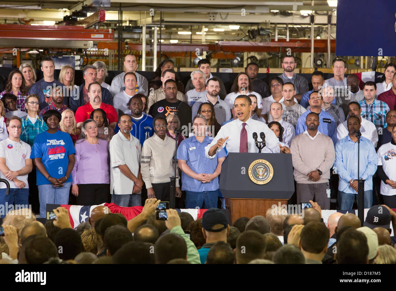 Redford, Michigan - il Presidente Barack Obama parla di economia per i membri del regno Auto lavoratori a Detroit Diesel vegetale. Egli ha detto il Congresso ha bisogno di aumentare le tasse sui ricchi come parte dei negoziati al fine di evitare il "fiscale cliff.". Foto Stock