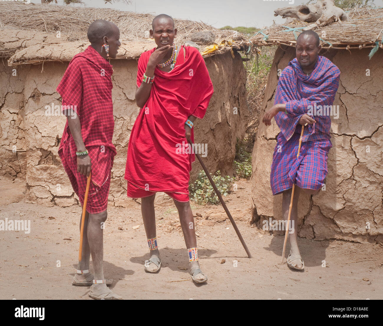 Tre uomini Masai dalla capanna di fango (manyatta) Foto Stock