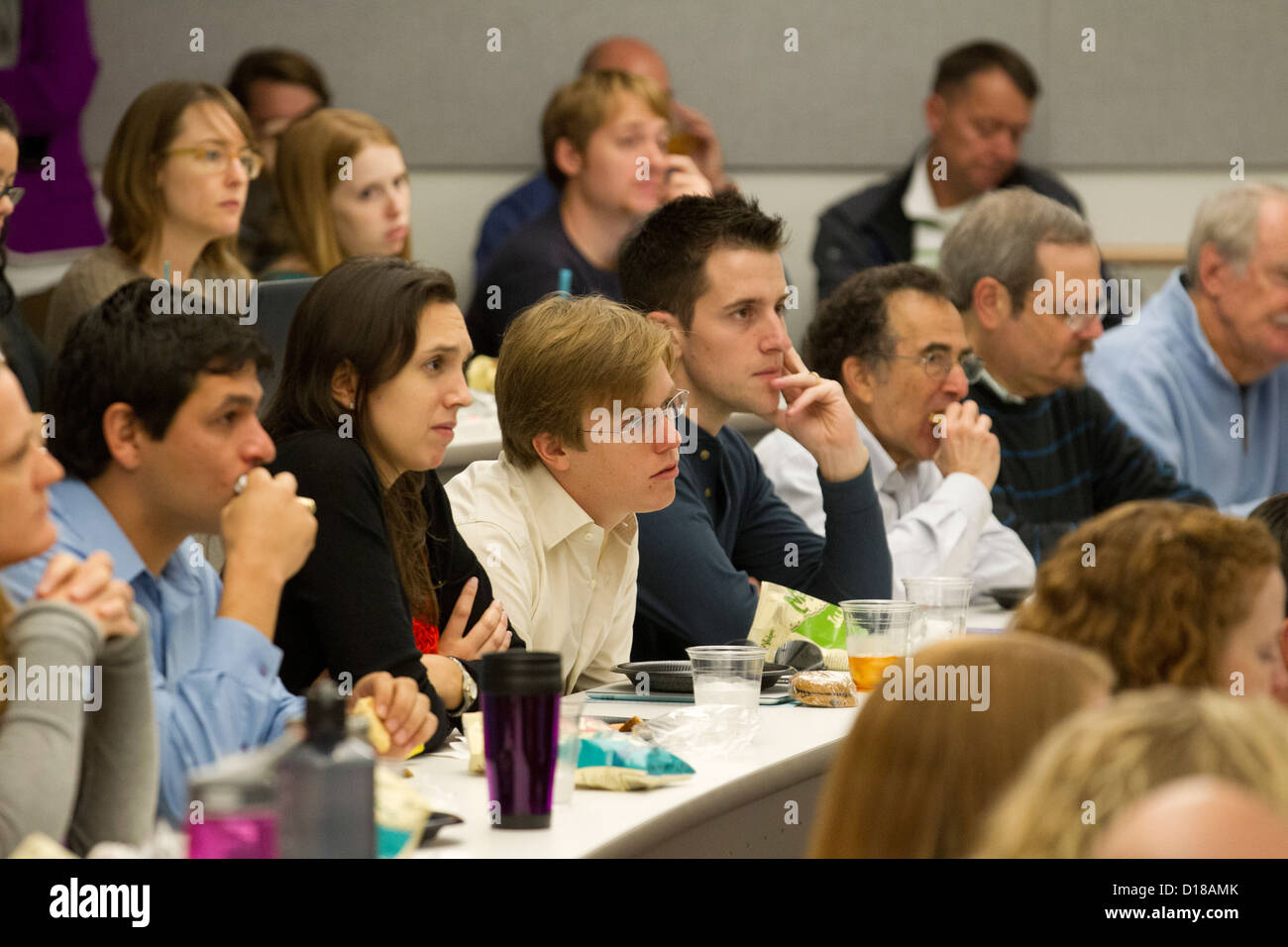 Gruppo di studenti tra cui i vari gruppi di età ascoltare la lezione in aula universitaria Foto Stock