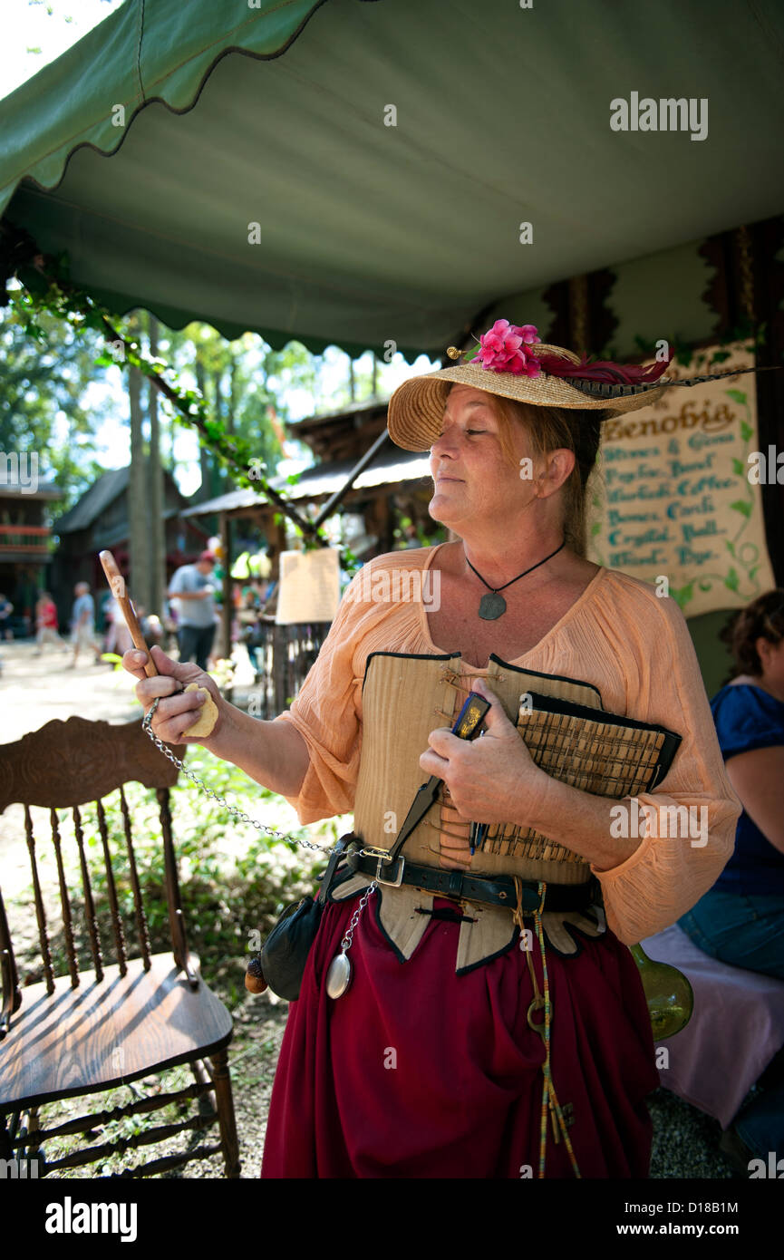 Costume Lady guardando in uno specchio al Maryland Renaissance Festival 2012, Crownsville Road, Annapolis, Maryland. Foto Stock