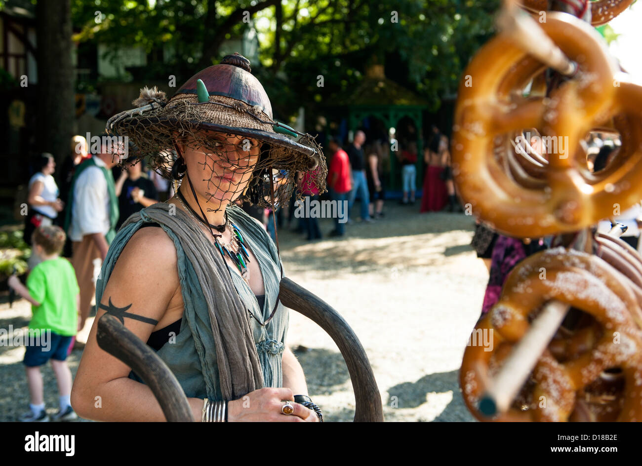 Una donna in costume vendere salatini al Maryland Renaissance Festival 2012, Crownsville Road, Annapolis, Maryland. Foto Stock