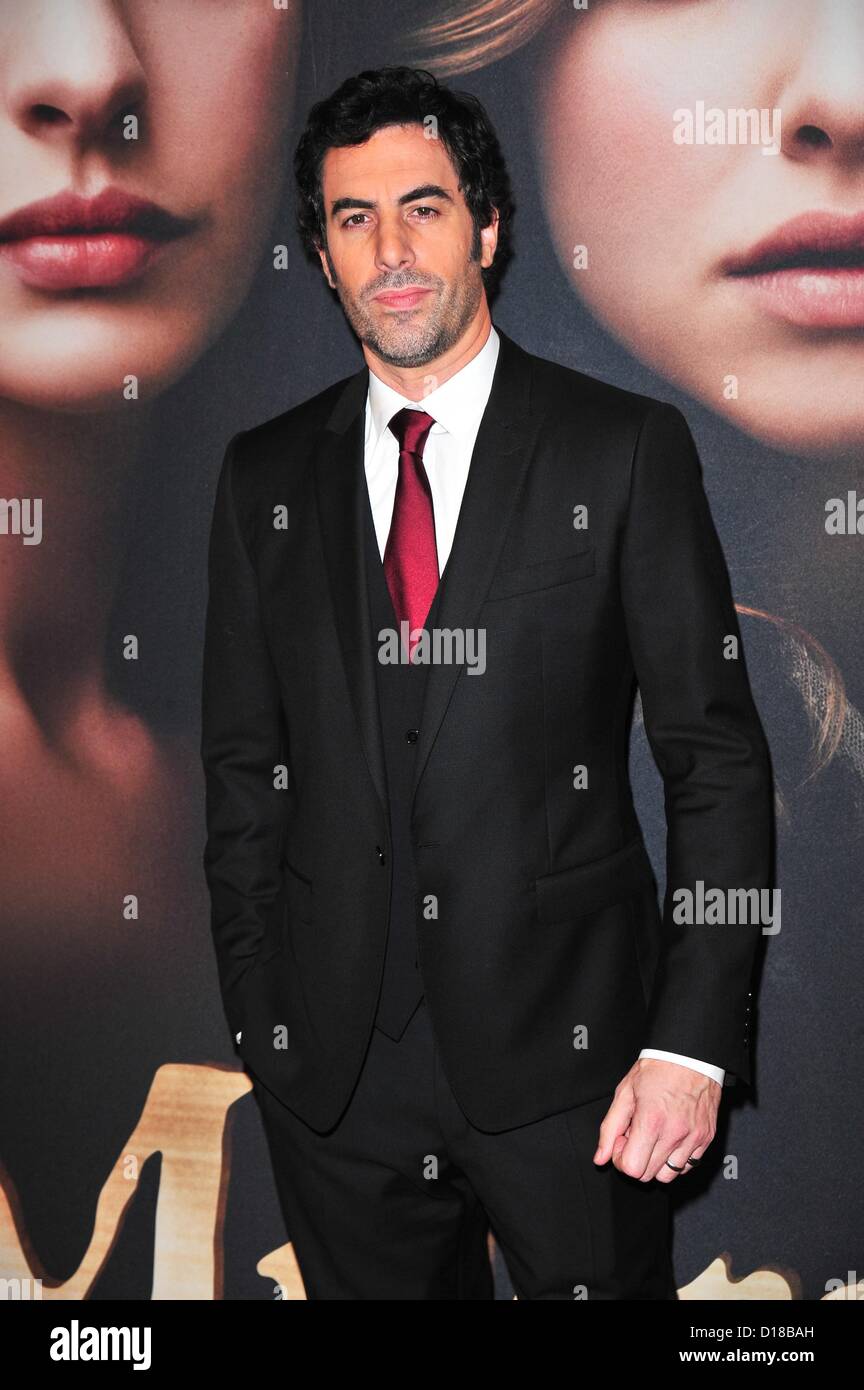 Sacha Baron Cohen presso gli arrivi per LES MISERABLES Premiere, il Teatro Ziegfeld, New York, NY Dicembre 10, 2012. Foto di: Gregorio T. Binuya/Everett raccolta/Alamy Live News Foto Stock