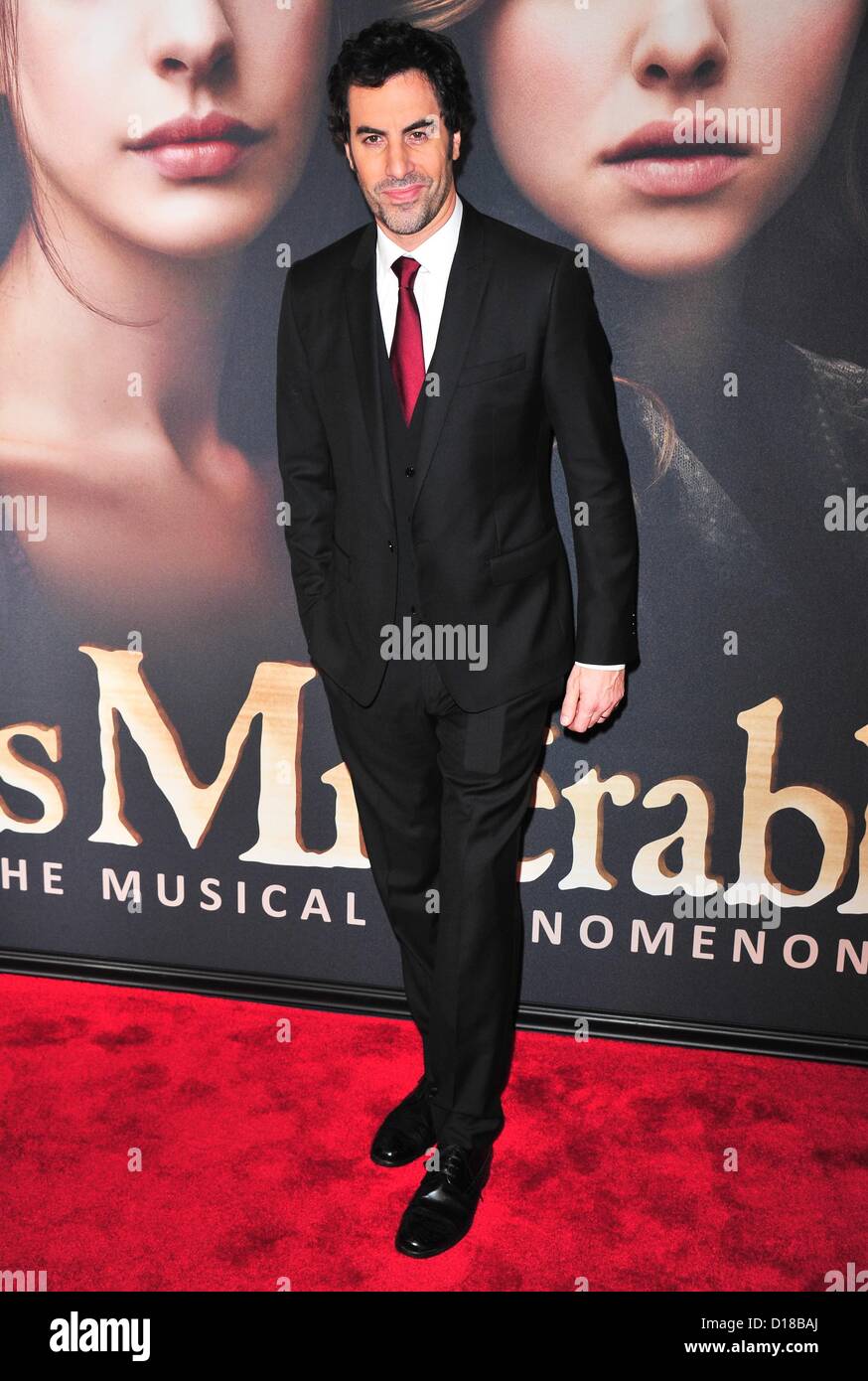 Sacha Baron Cohen presso gli arrivi per LES MISERABLES Premiere, il Teatro Ziegfeld, New York, NY Dicembre 10, 2012. Foto di: Gregorio T. Binuya/Everett raccolta/Alamy Live News Foto Stock