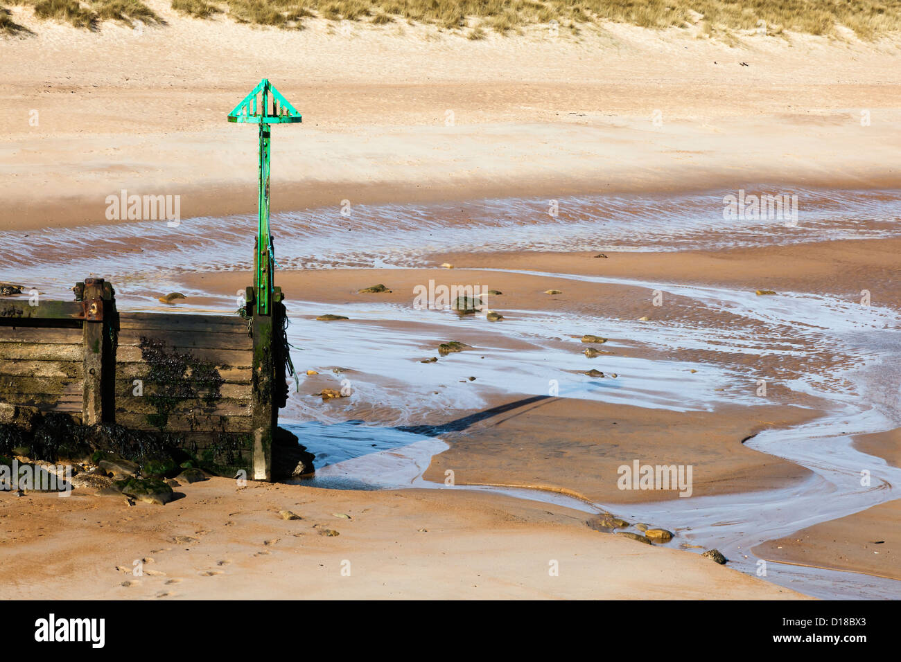 A dritta marchio di navigazione su un frangiflutti a Seaton Sluice, Northumberland, Regno Unito Foto Stock