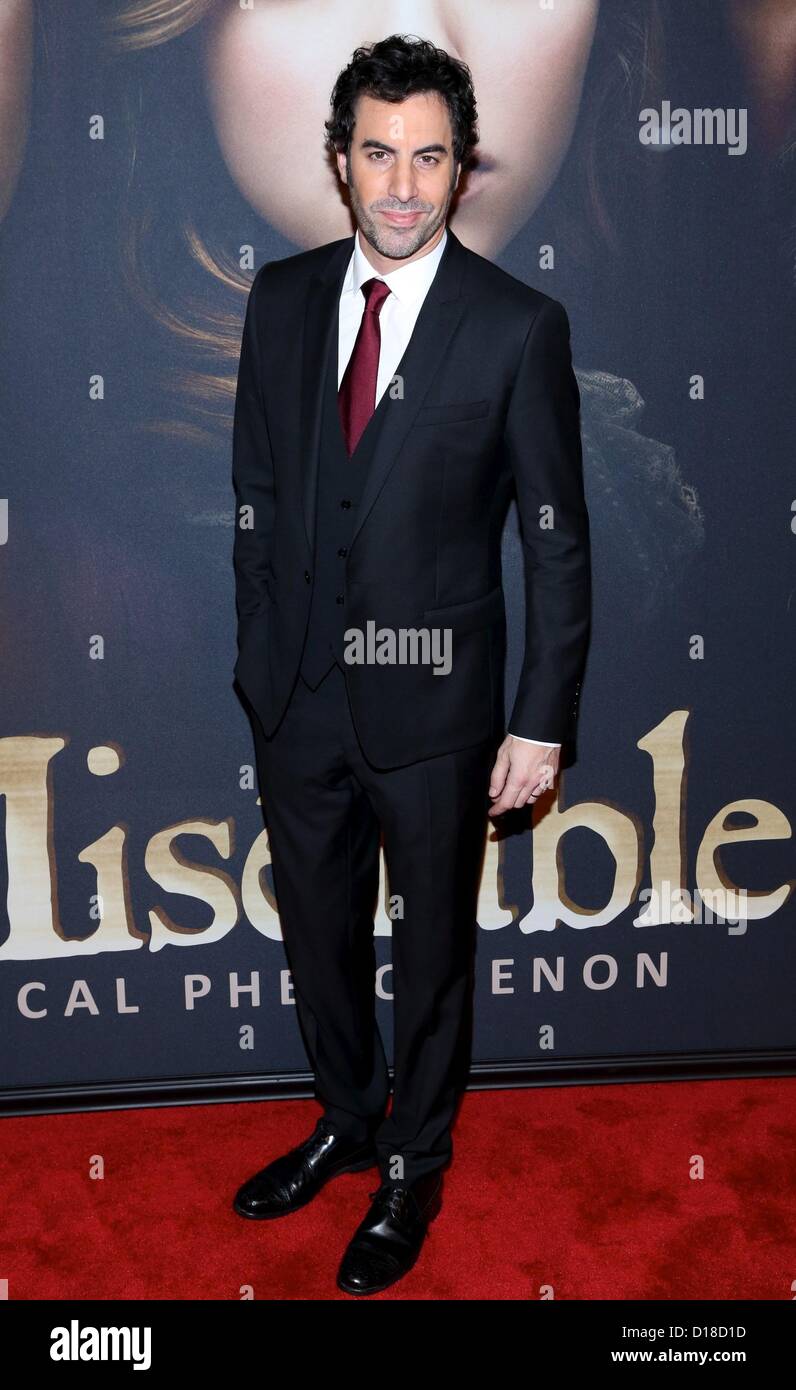 Sacha Baron Cohen presso gli arrivi per LES MISERABLES Premiere, il Teatro Ziegfeld, New York, NY Dicembre 10, 2012. Foto di: Andres Otero/Everett raccolta/Alamy Live News Foto Stock