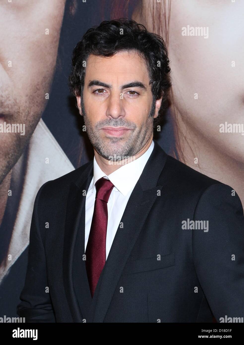 Sacha Baron Cohen presso gli arrivi per LES MISERABLES Premiere, il Teatro Ziegfeld, New York, NY Dicembre 10, 2012. Foto di: Andres Otero/Everett raccolta/Alamy Live News Foto Stock