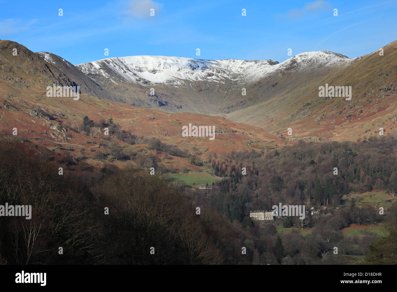 Rydal Hall messi in ombra da montagne innevate Lake District inglese Foto Stock