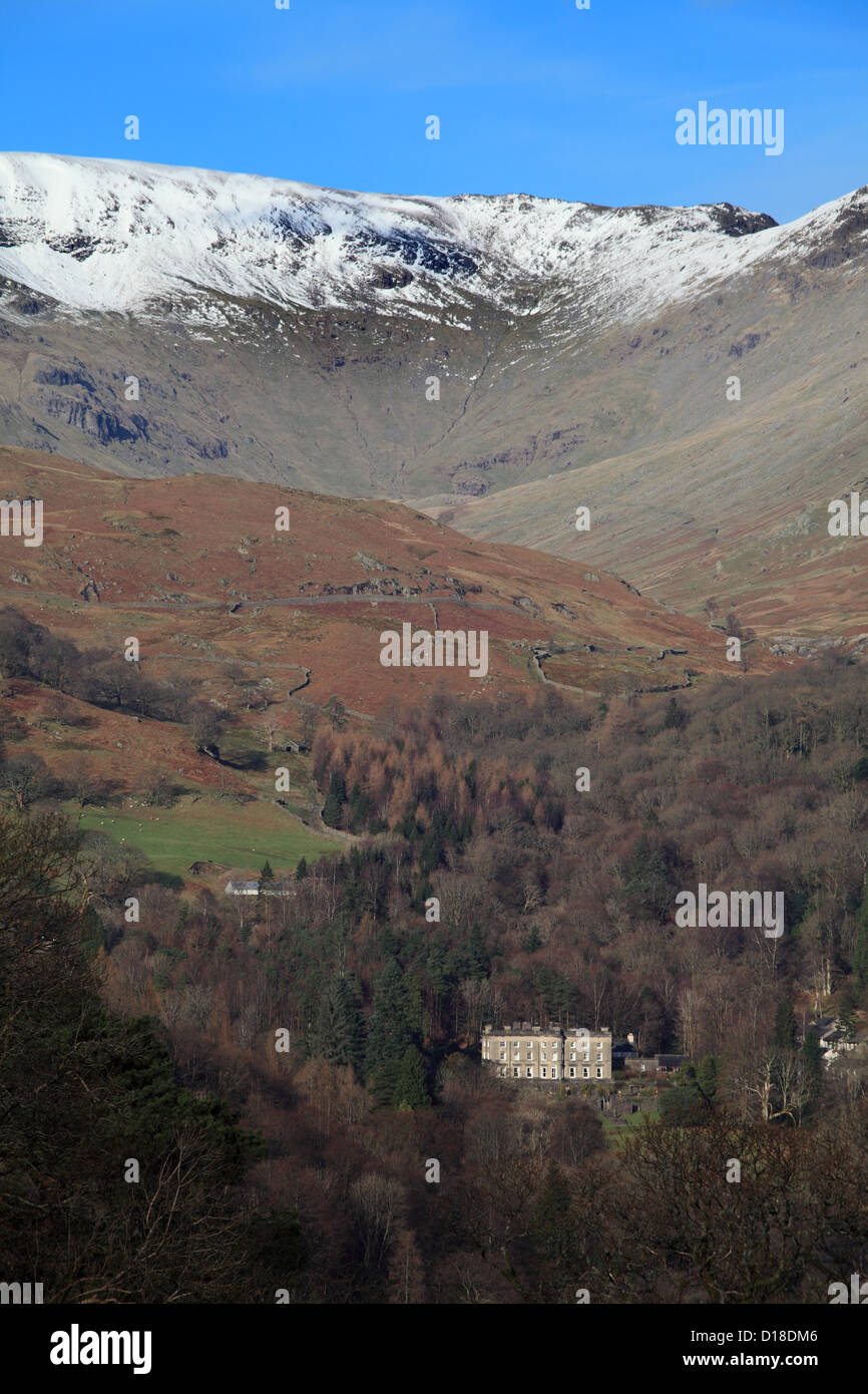Rydal Hall messi in ombra da montagne innevate Lake District inglese Foto Stock