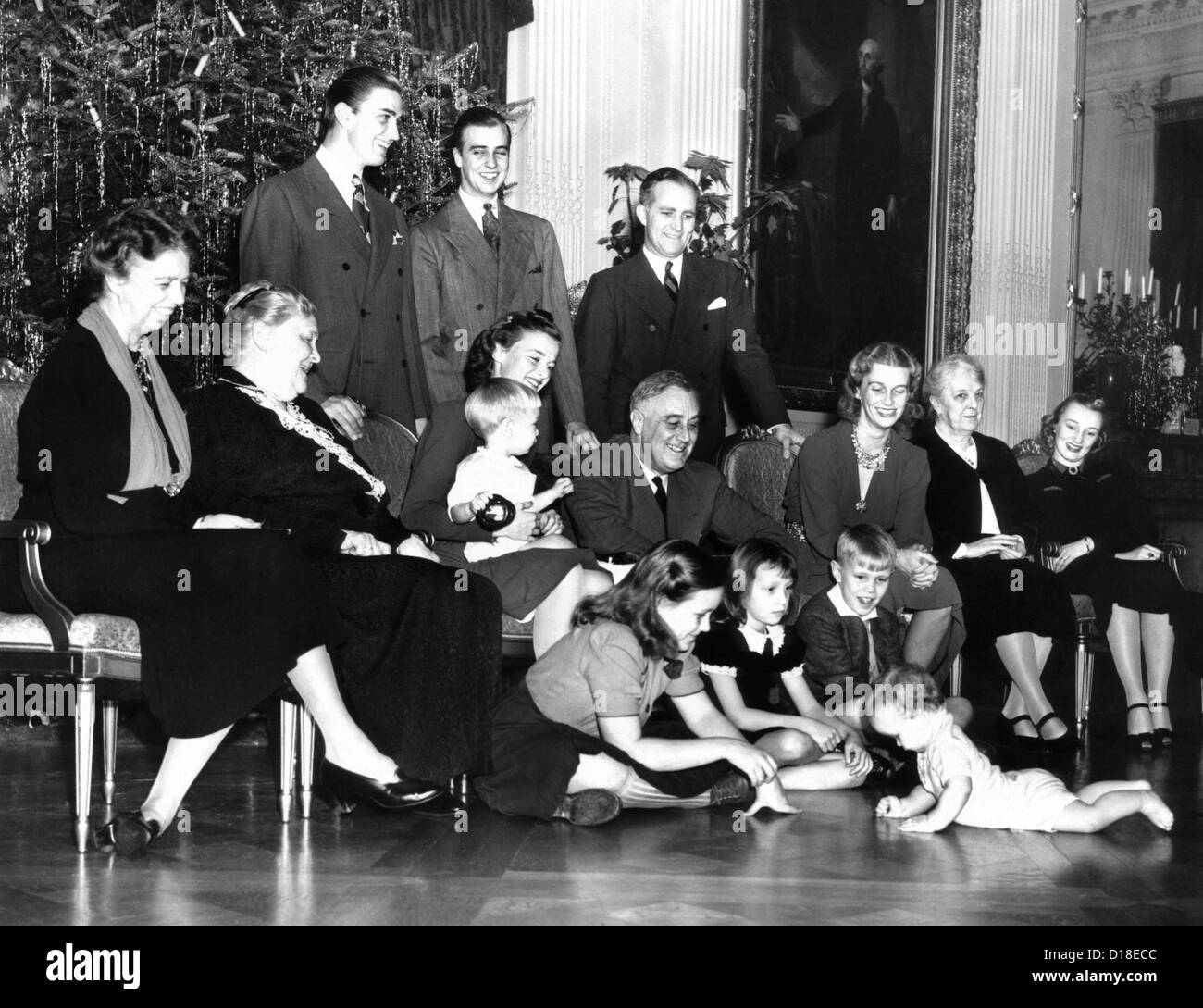 Franklin Roosevelt Natale foto di famiglia della Casa Bianca, 1939. Insediato L-R: First Lady Eleanor Roosevelt; la signora Sara Foto Stock