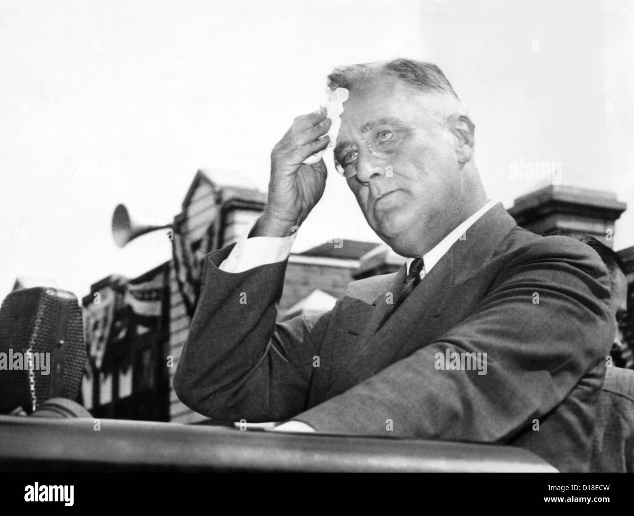 Il presidente Franklin Roosevelt spandimento del suo brow durante un 'Rimuovi parola'. Egli ha esaltato le virtù di sost. David J. Lewis, Foto Stock