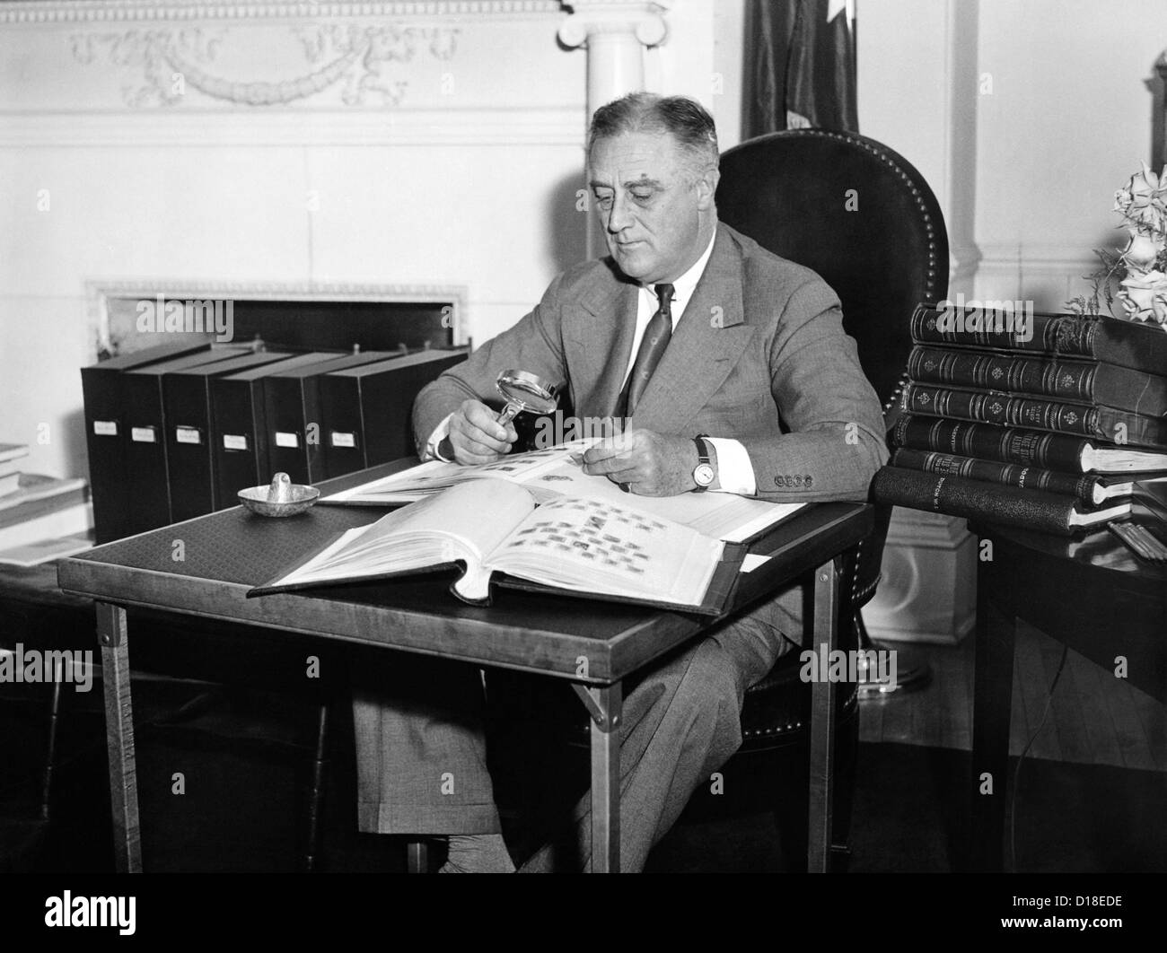 Il presidente Franklin Roosevelt catalogare la sua vasta raccolta di francobolli. Il 5 maggio 1936. (CSU ALPHA 137) Archivi CSU/Everett Foto Stock