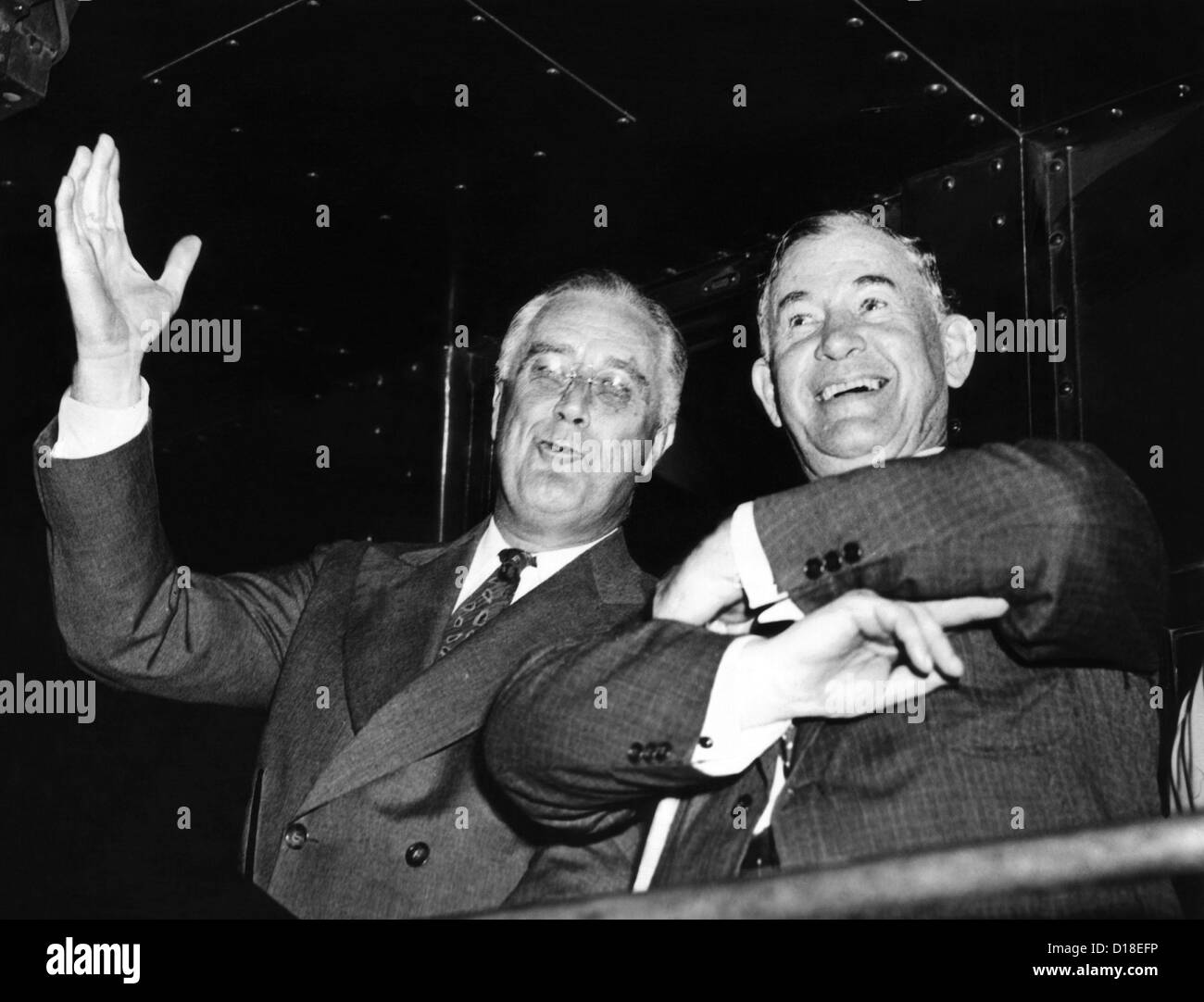 Il presidente Franklin Roosevelt con il leader della maggioranza del Senato Alben Barkley durante il 1938 elezioni di mid-term. FDR aveva appena Foto Stock
