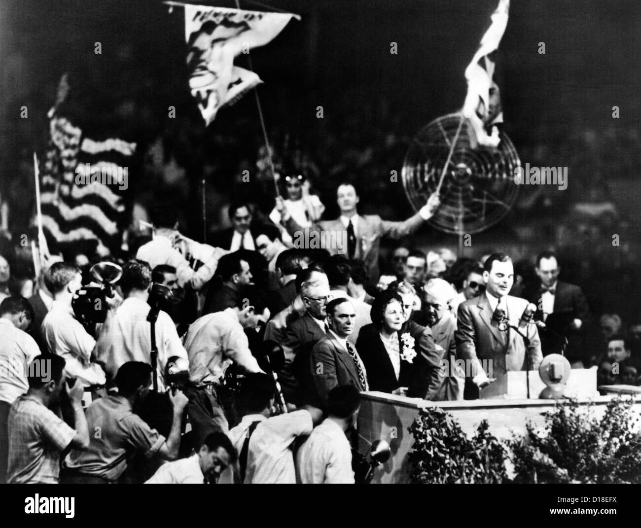 Gov. Thomas Dewey, il 1948 repubblicano candidato presidenziale. Egli è allietata da GOP convenzione delegati. Alle sue spalle si erge la Sig.ra Foto Stock