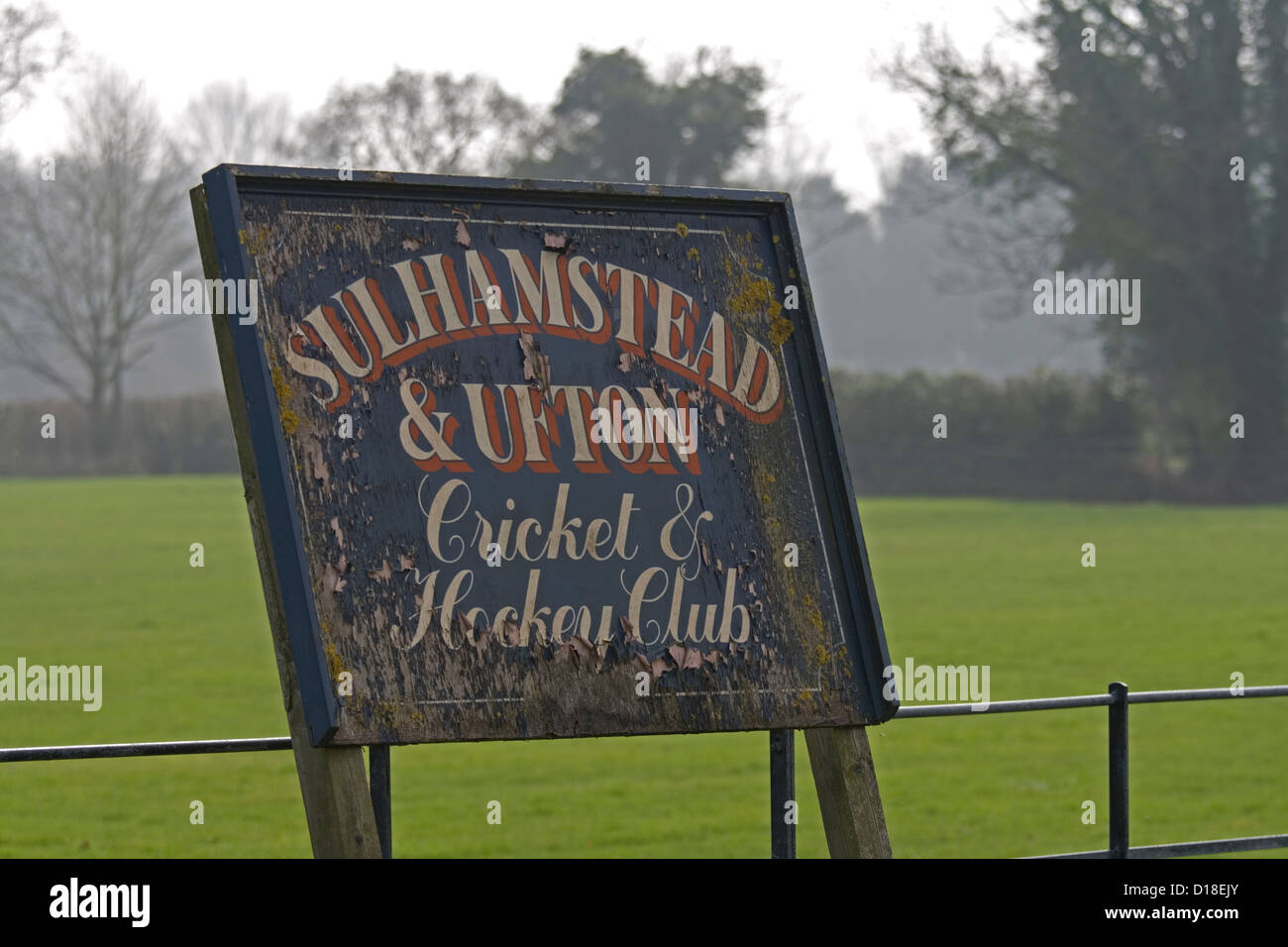 Un vecchio segno accanto alla Sulhamstead e Ufton Cricket e Hockey Club, West Berkshire Foto Stock
