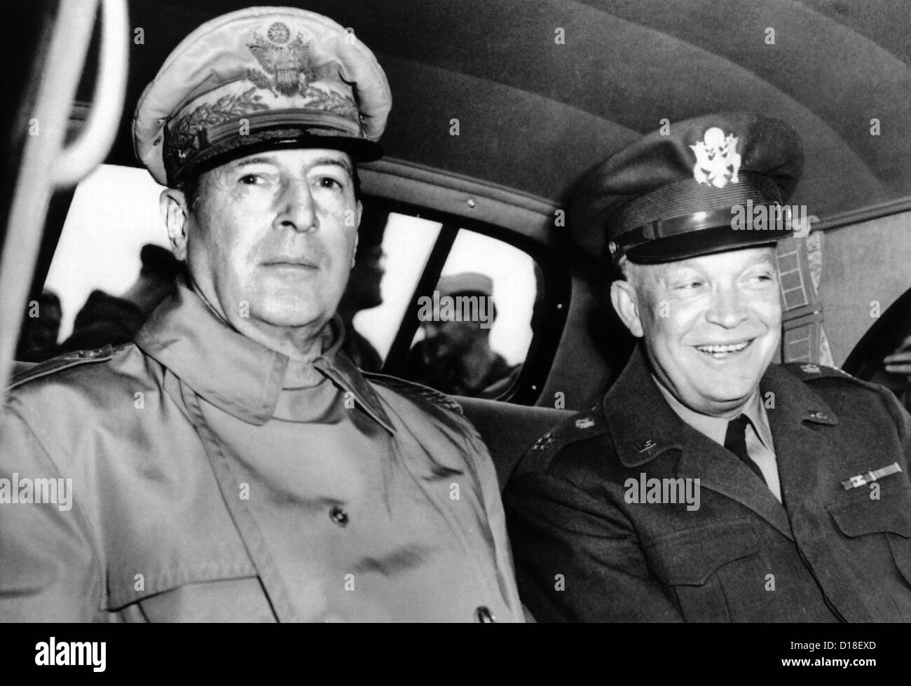 Capo di stato maggiore generale Dwight Eisenhower soddisfa General Douglas MacArthur in Atsugi Airfield vicino a Yokohama, Giappone, il 10 maggio Foto Stock